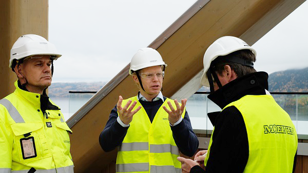 Allix fikk omvisning på Mjøstårnet av Øystein Elgsaas i Voll Arkitekter og Harald Liven i Moelven Limtre (t.v)