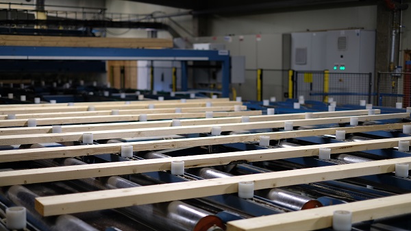 Råvarene fra skogen blir til skurlast som brukes i limtreproduksjon på Moelven Mjøsbruket