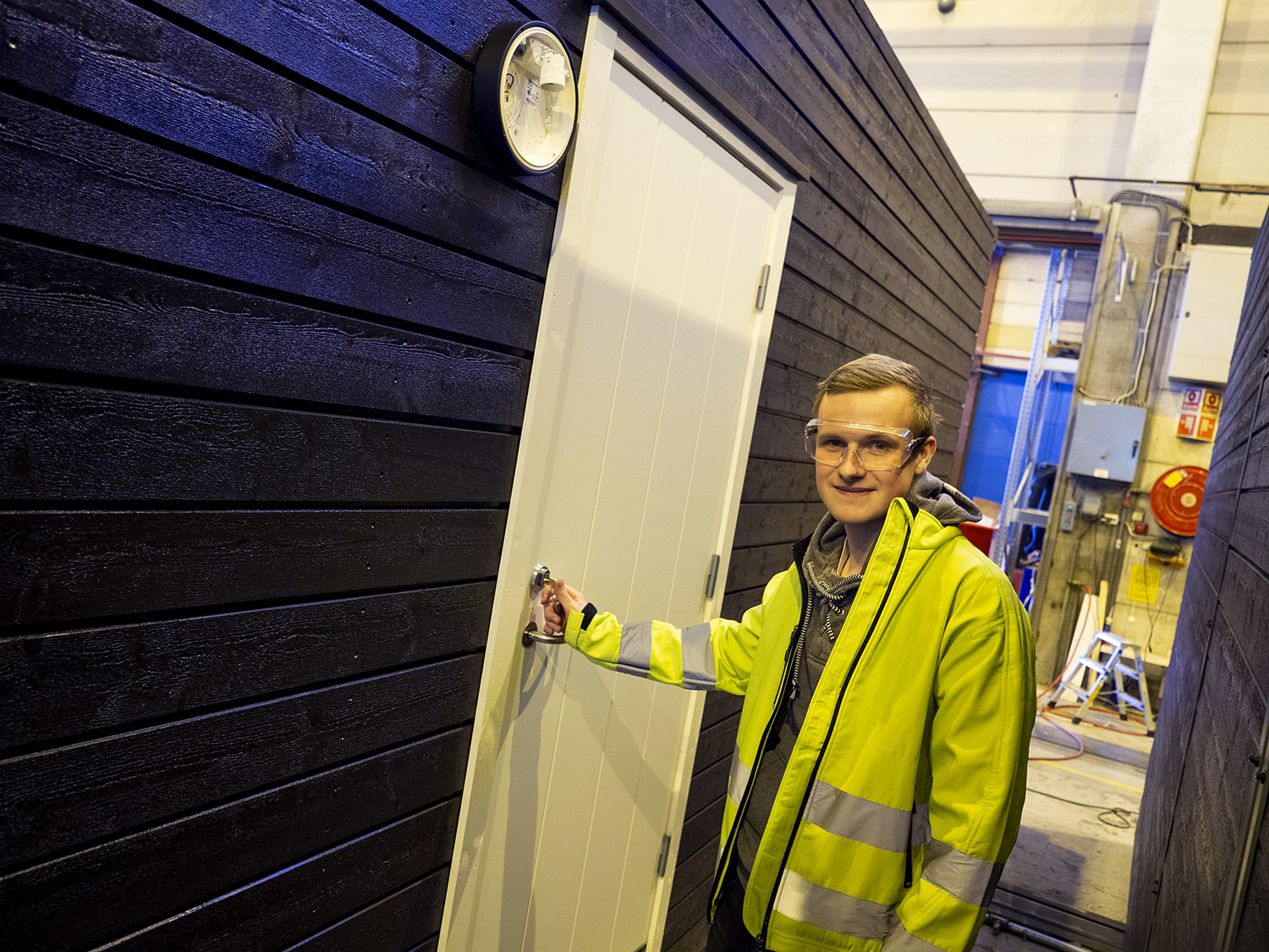 Etter bare seks måneder i yrkeslivet leverer traineen nå garderober og oppholdsrom til Aurskog sykehjem. De har han selv tegna og konstruert.