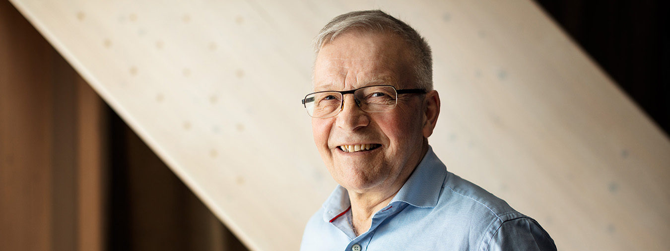 Åge Holmestad er 73 år og prosjektleder i Moelven Limtre AS