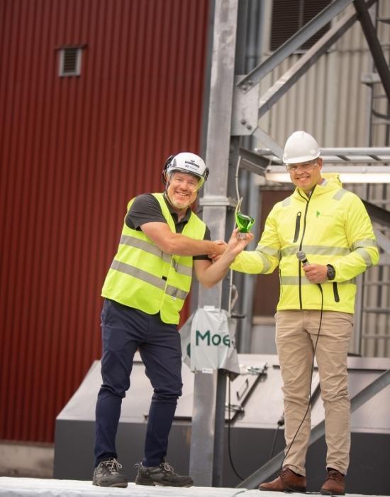 Thomas Haglund, vd för Moelven Valåsen, fick ta emot gåva från samarbetspartnern AKJ Energiteknik
