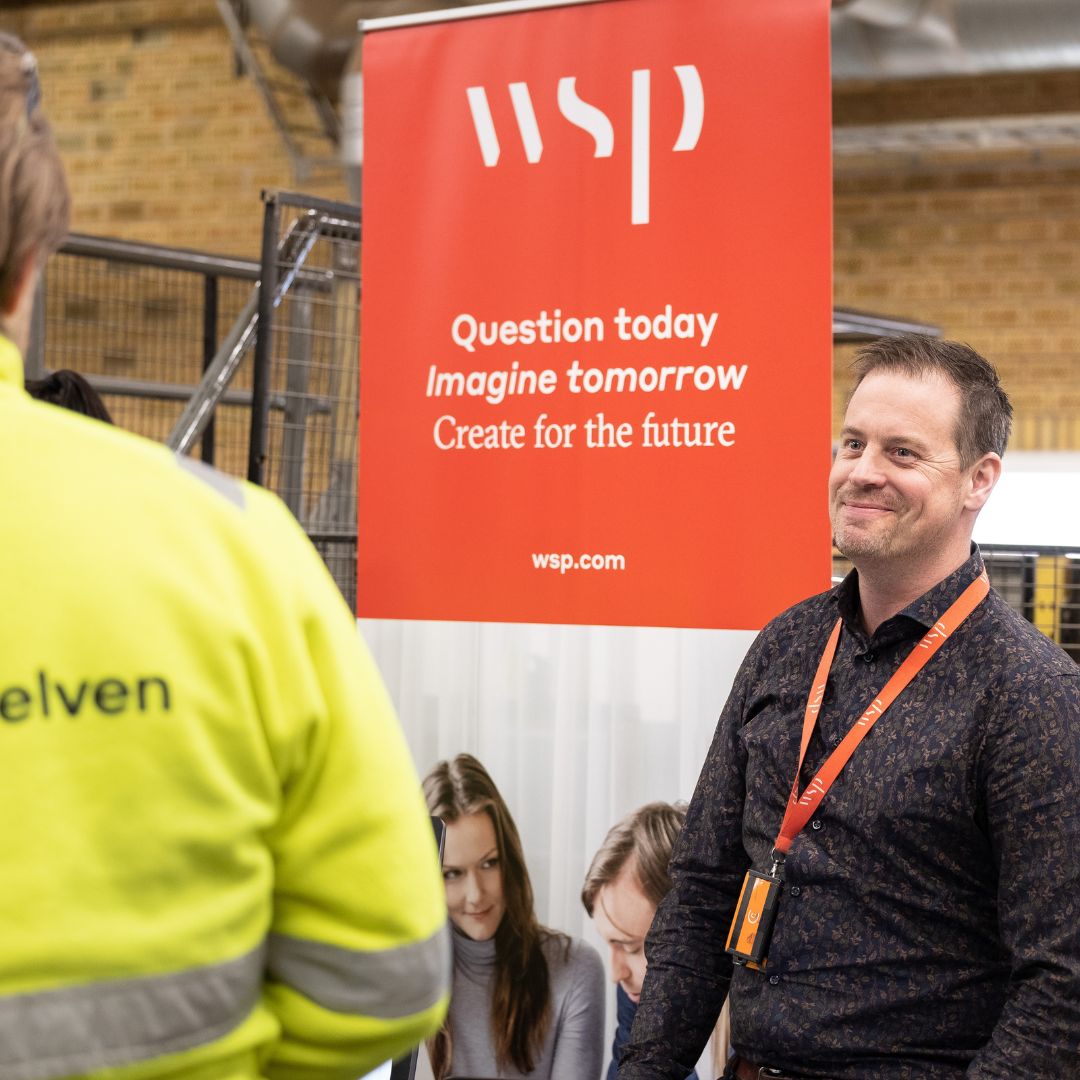 De 10 leverantörerna på mässan fick många besök av anställda vid borden