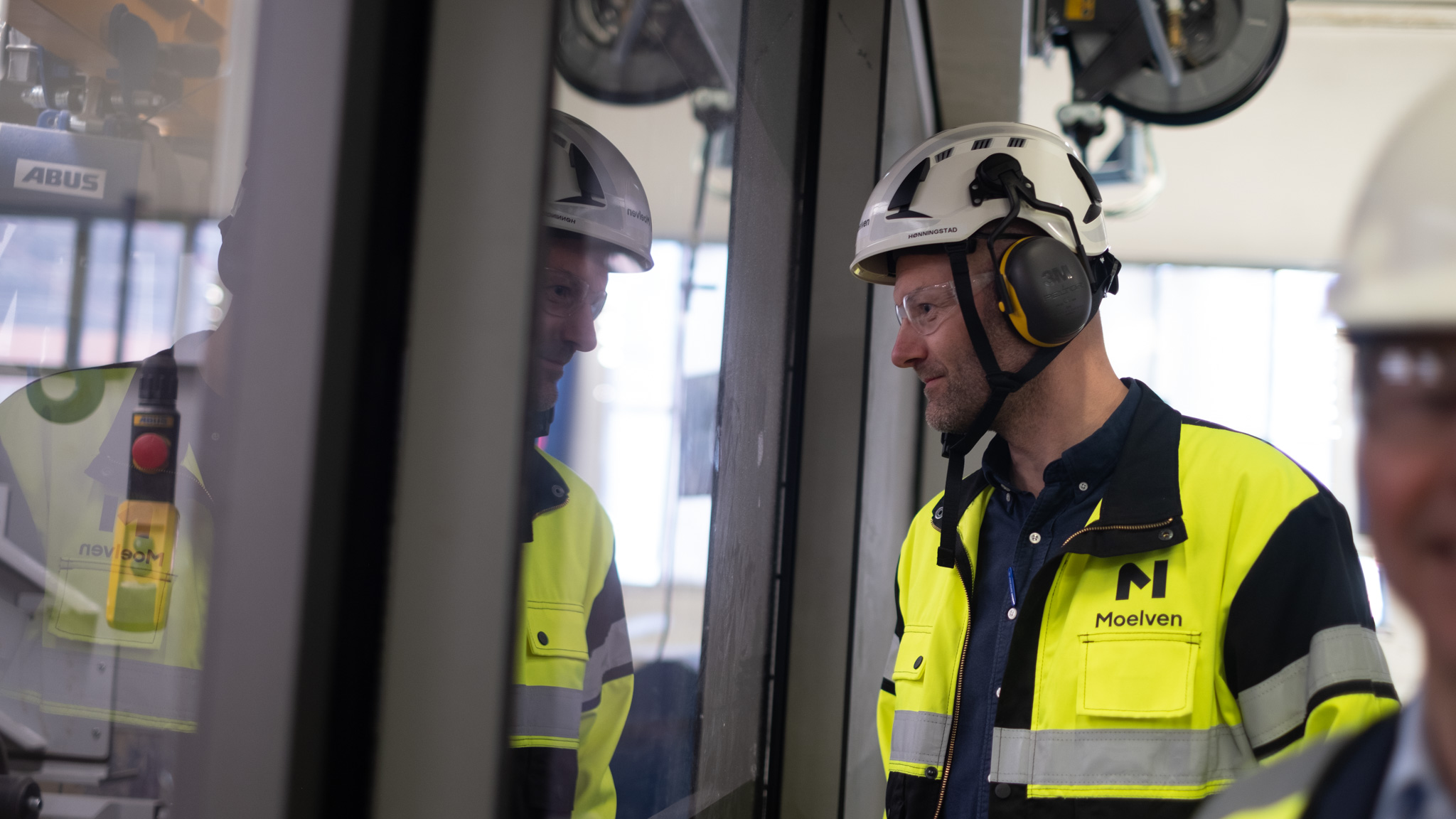 Divisjonssjef i vernebekledning foran ny høvel Moelven Langmoen. Foto