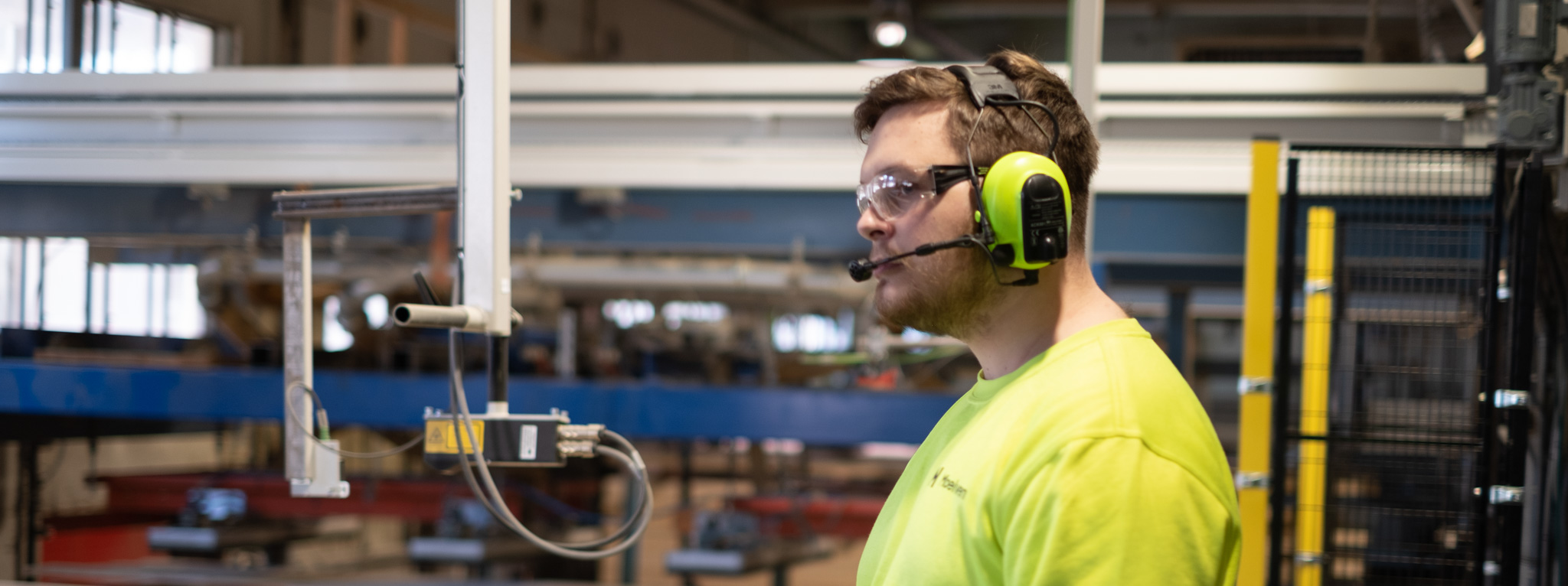 En ansatt i Moelven Langmoen foran høvel. Foto