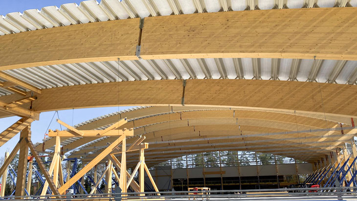 Takbågarna lyfts på plats