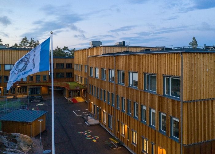IES Charlottendal - svanenmärkt skola, skolans framsida med flagga