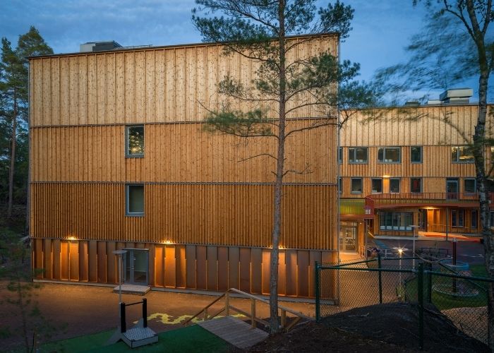 IES Charlottendal - svanenmärkt skola - från sidan i mörkt ljus