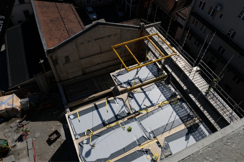 Moduler løftes på plass tetris