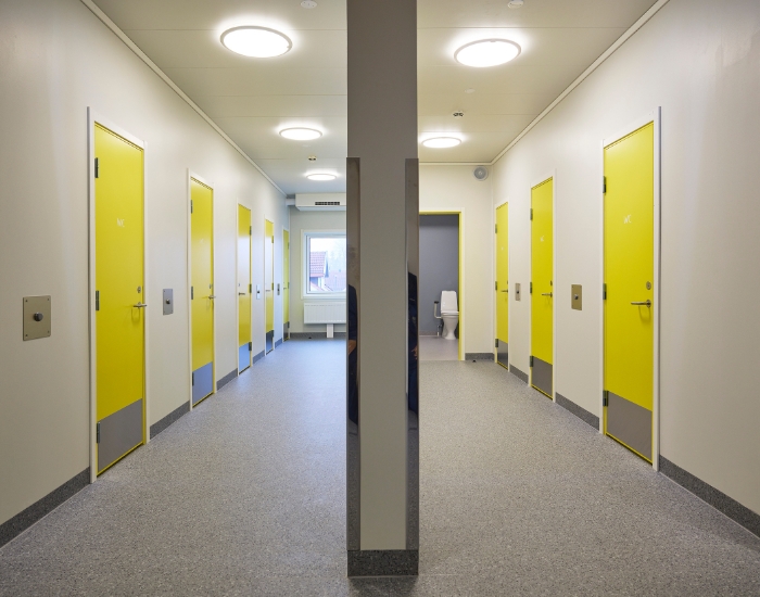Gang med toaletter og gule dører