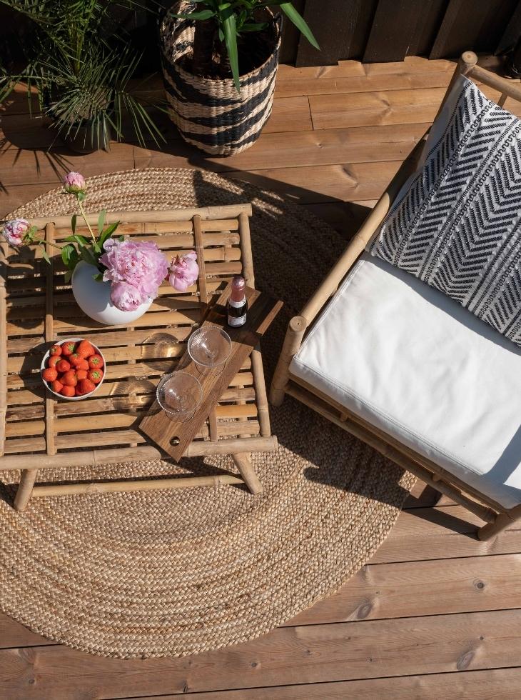 Mörkbetsad altan med stol och bord