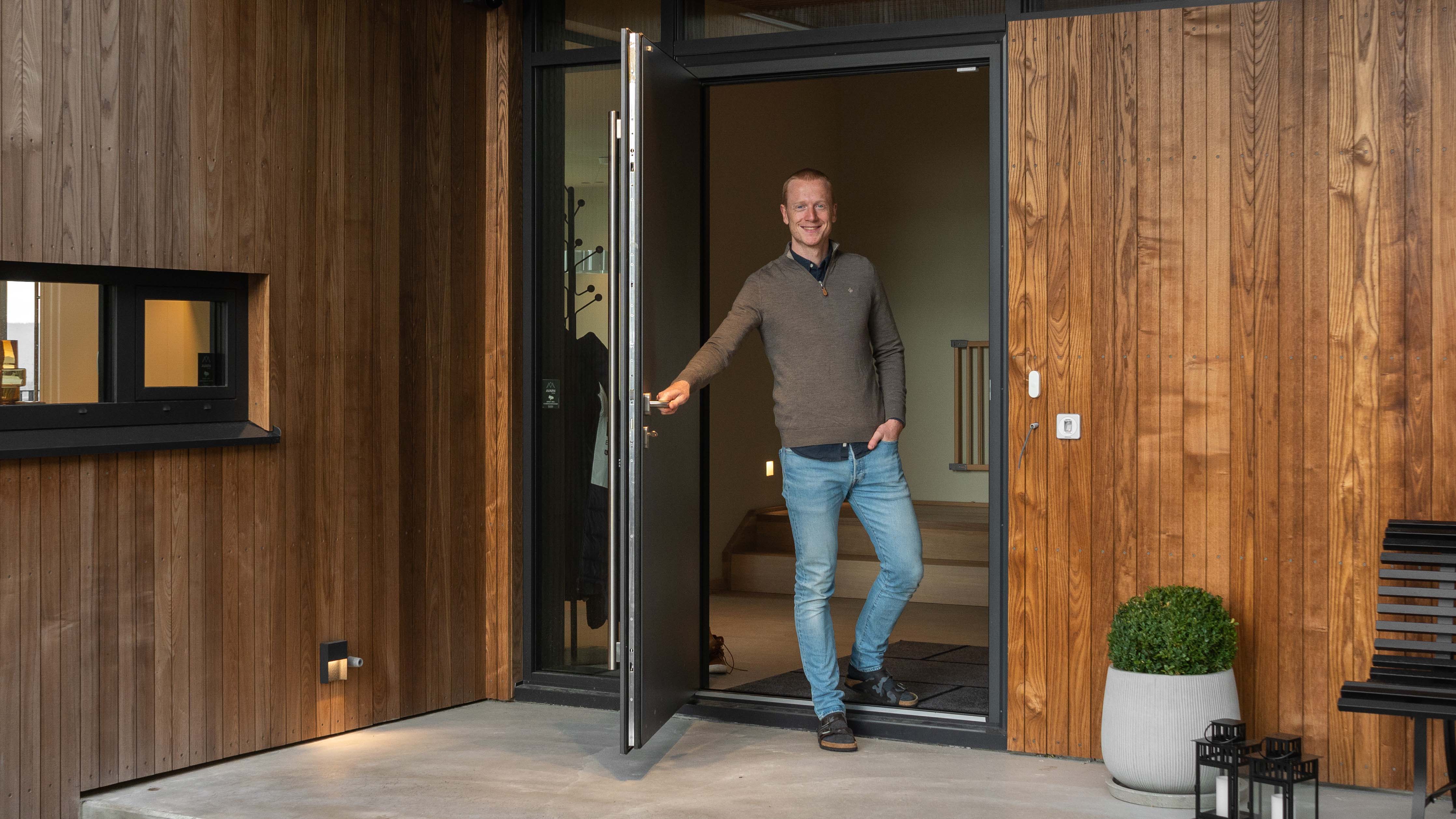 Johannes Thingnes Bø ønsker velkommen inn