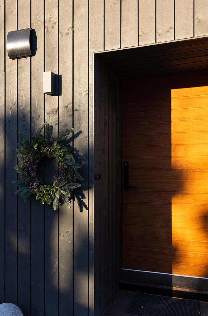 Det gamle 70 talls huset har fått et nytt moderne uttykk med den nye moderne kledningen.