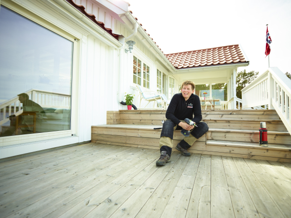 Oskar Dahl bygde terrasse i Kragerø med Termofuru