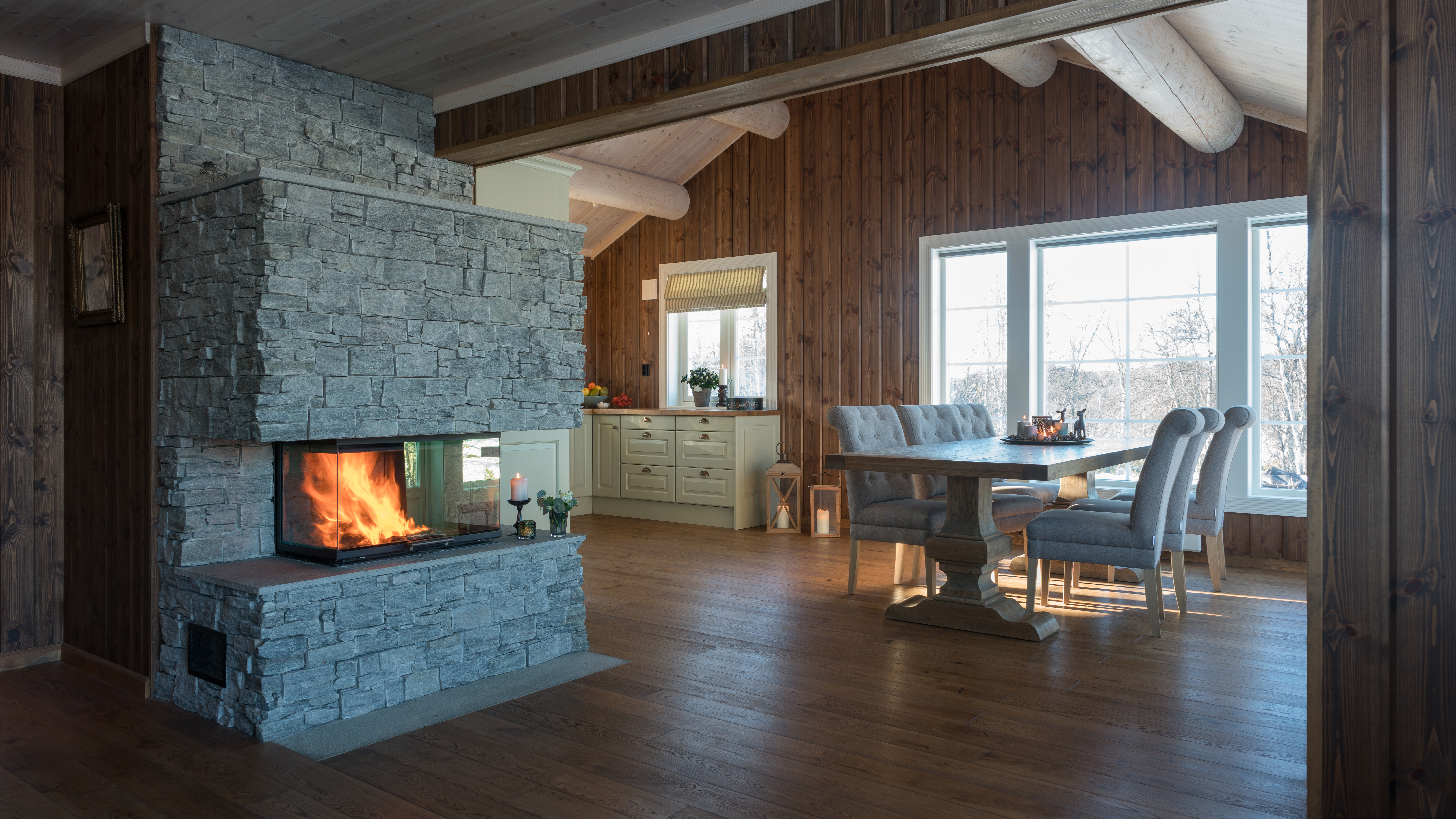 Det blir en spesiell glød i rommet med oljede produkter, her har de valgt å lasere taket.