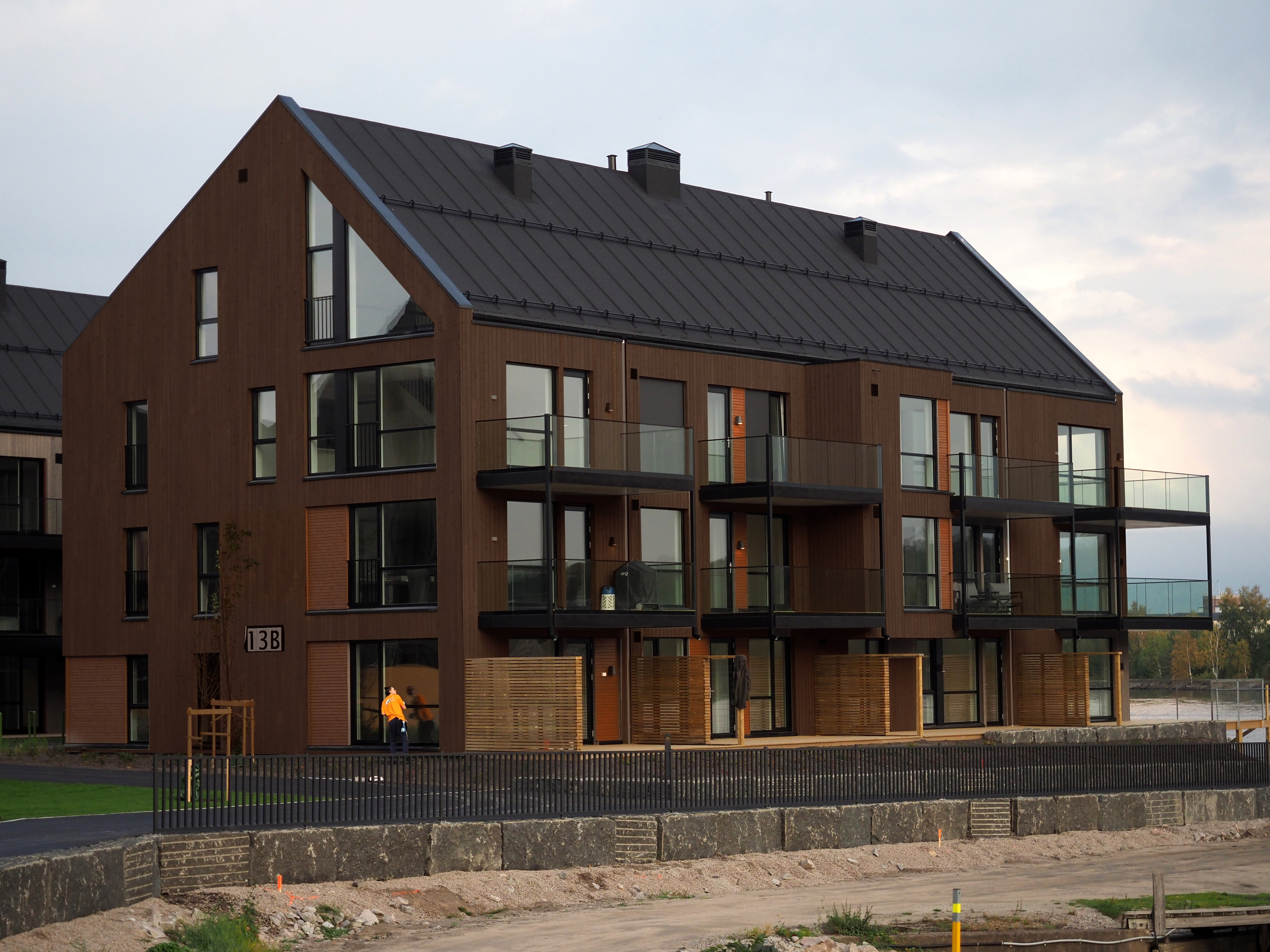 Byggning med brun kledning av CU furu